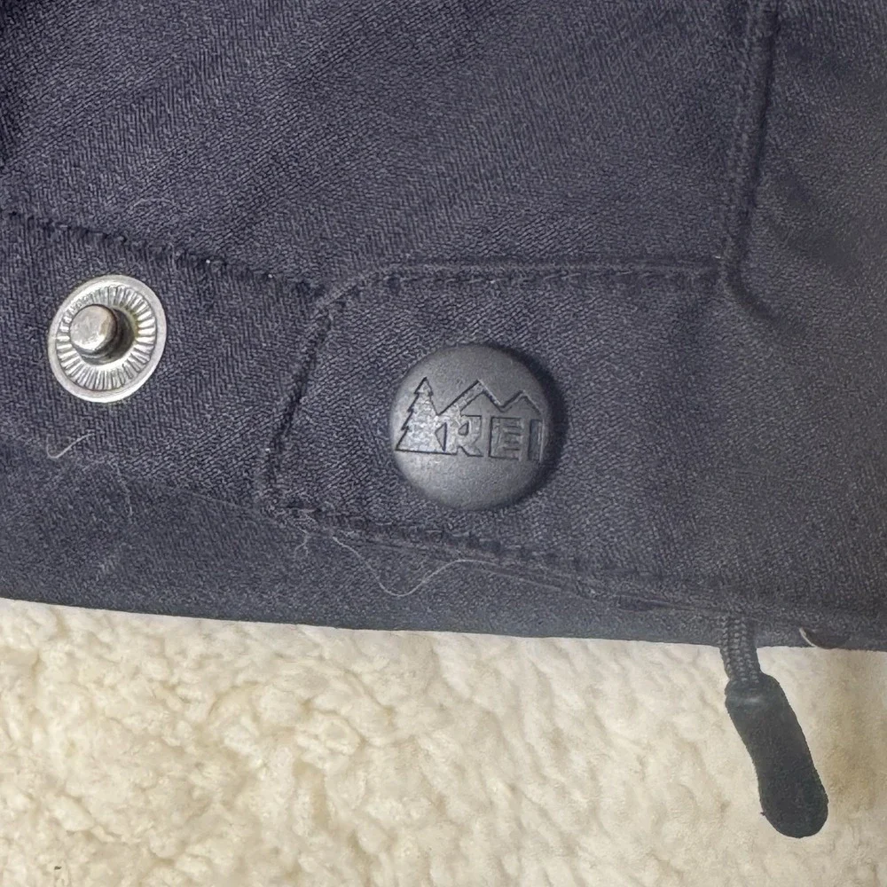 REI boys black